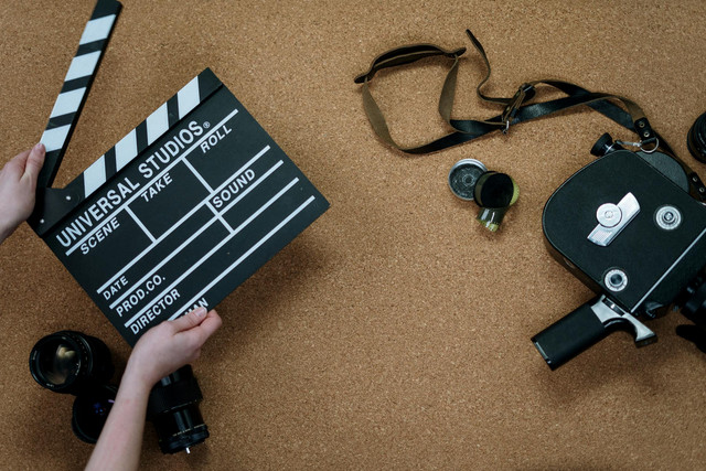 ilustrasi rekomendasi film untuk belajar bahasa arab. Pexels/cottonbro studio