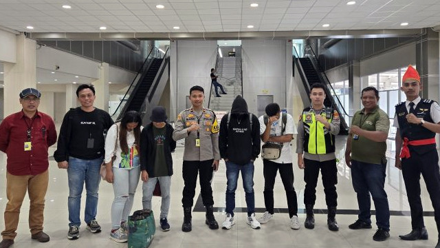 Empat orang pekerja migran ilegal dengan tujuan bekerja di Thailand berhasil diamankan polisi di pintu keberangkatan Bandara Sam Ratulangi Manado. (foto: istimewa)