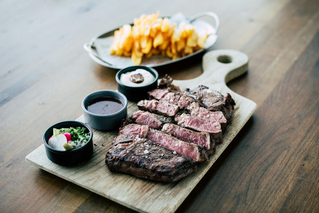 4 Steak di Depok. Foto hanya ilustrasi, bukan tempat sebenarnya. Sumber: unsplash.com/Vera Davidova.