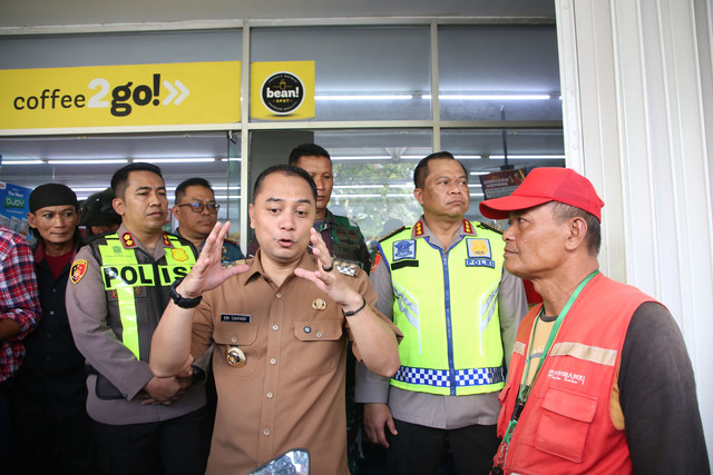 Wali kota Surabaya Eri Cahyadi saat menertibkan jukir liar di salah satu swalayan. Foto: Diskominfo Surabaya