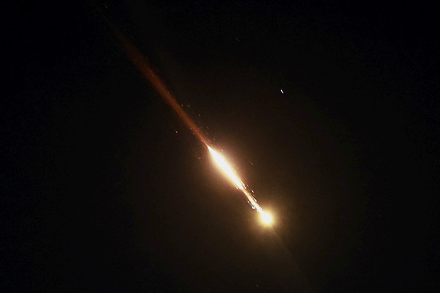 Rudal serangan Iran yang diluncurkan ke Yerusalem di Israel, Sabtu (14/6/2025). Foto: Ammar Awad/Reuters