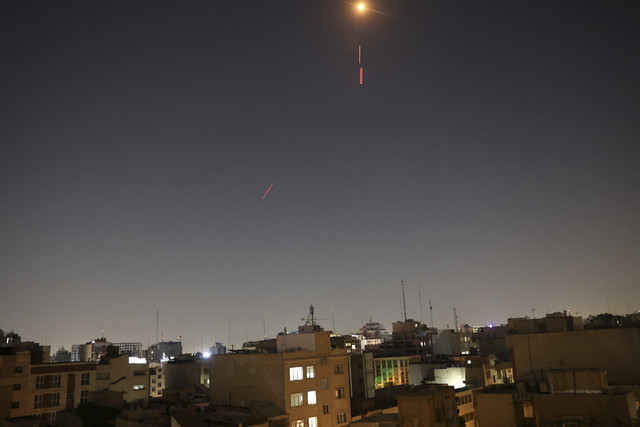 Rudal serangan Iran yang diluncurkan ke Yerusalem di Israel, Sabtu (14/6/2025). Foto: Ammar Awad/Reuters