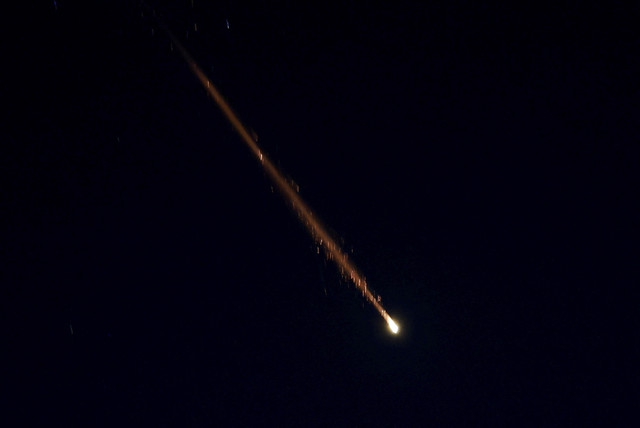 Rudal serangan Iran yang diluncurkan ke Yerusalem di Israel, Sabtu (14/6/2025). Foto: Ammar Awad/Reuters