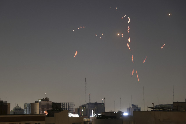 Ilustrasi rudal serangan Iran. Sabtu (14/6/2025). Foto: Ammar Awad/Reuters