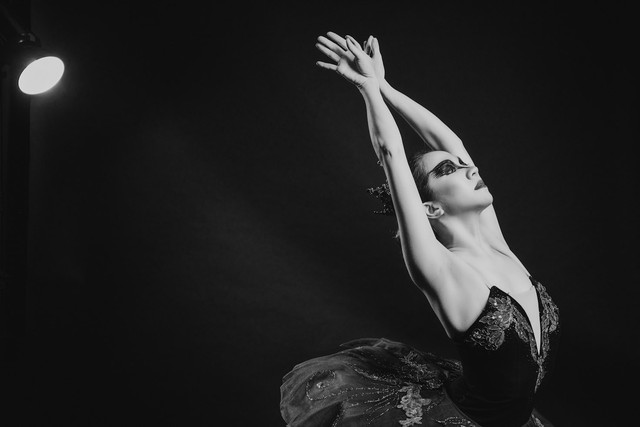 Ilustrasi untuk penjelasan ending film Black Swan. Foto: Unsplash/Knight Duong