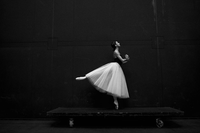 Ilustrasi untuk sinopsis Ballerina Netflix. Foto: Unsplash/Sergei Gavrilov