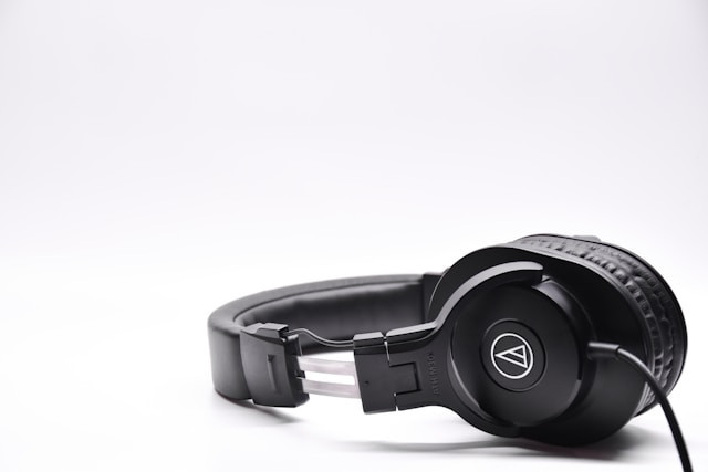 Ilustrasi makna lagu television / so far so good. Sumber: unsplash.com/Jason Mitrione