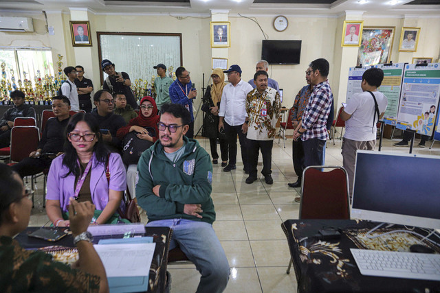Inspektur Jenderal Kementerian Pendidikan Dasar dan Menengah, Faisal Syahrul, melakukan kunjungan mendadak ke SMAN 1 Bekasi, Jawa Barat, Sabtu (14/6/2025). Foto: Iqbal Firdaus/kumparan