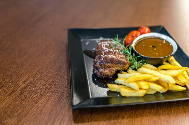 6 Steak di Cirebon, foto hanya ilustrasi, bukan tempat sebenarnya: Pexels/Lukas