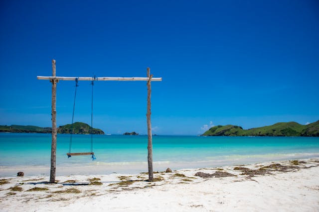 Ilustrasi apakah nama pantai di Pulau Lombok yang dapat terlihat dari Bukit Merese. Foto: Pexels/Diz Daily