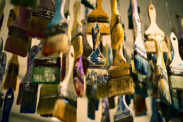 Ilustrasi cara melunakkan kuas yang keras, foto: unsplash/Al Soot