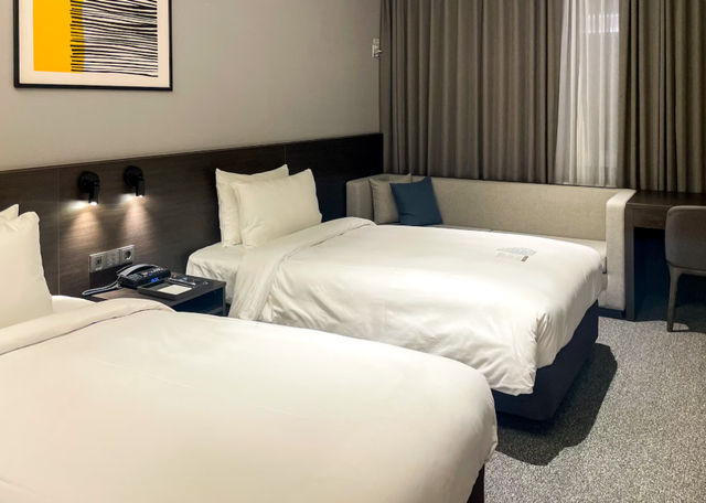perbedaan kamar hotel double dan twin. Foto Hanya Ilustrasi Bukan Tempat Sebenarnya. Sumber Foto: Unsplash/Oning