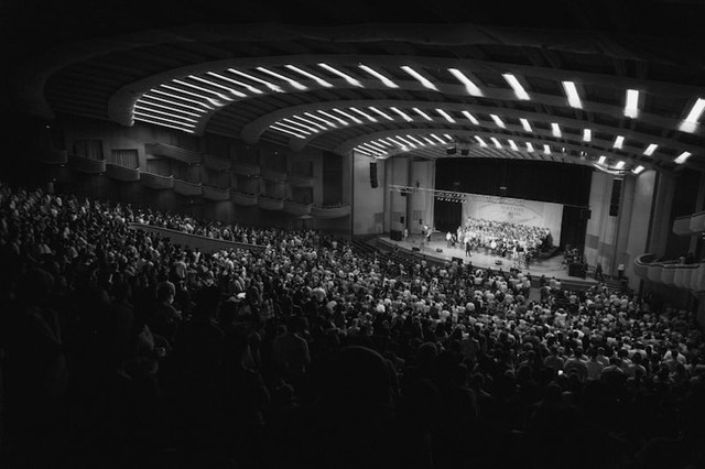 Kapasitas Sentul International Convention Center untuk Konser. Foto hanyalah ilustrasi bukan tempat sebenarnya. Sumber: Unsplash/Luis Gherasim