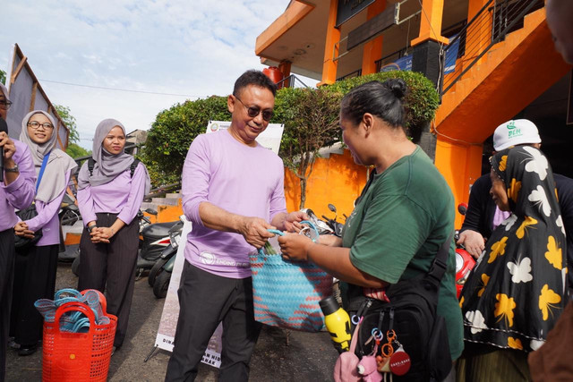 Wali Kota Pontianak Edi Rusdi Kamtono membagikan tas belanja dari anyaman secara gratis kepada pengunjung Pasar Kemuning. Foto: Dok. Prokopim Pemkot Pontianak