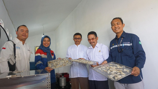 Dukungan Pertamina NRE dalam meningkatkan ekonomi masyarakat nelayan di Desa Rawa Meneng Kabupaten Subang melalui penyediaan PLTS untuk melistriki alat pengeringan ikan. Foto: dok. Pertamina