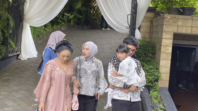 Krisdayanti, Aurel Hermansyah, dan Atta Halilintar Hadiri Siraman Al Ghazali. Foto: Aprilandika Pratama/kumparan