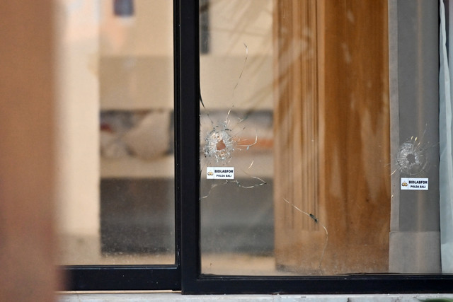 Lubang bekas tembakan terlihat di kaca bangunan vila yang menjadi TKP peristiwa penembakan terhadap dua orang warga negara Australia di kawasan Desa Munggu, Badung, Sabtu (14/6/2025). Foto: ANTARA FOTO/Fikri Yusuf