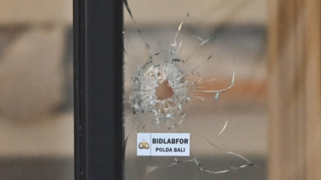 Lubang bekas tembakan terlihat di kaca bangunan vila yang menjadi TKP peristiwa penembakan terhadap dua orang warga negara Australia di kawasan Desa Munggu, Badung, Sabtu (14/6/2025). Foto: ANTARA FOTO/Fikri Yusuf