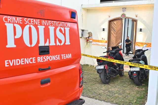 Polisi memeriksa TKP peristiwa penembakan terhadap dua orang warga negara Australia di bangunan vila di kawasan Desa Munggu, Badung, Sabtu (14/6/2025).  Foto: ANTARA FOTO/Fikri Yusuf