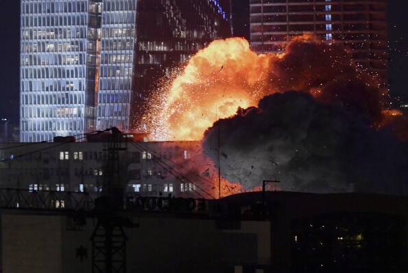 Suasana mencekam saat rudal balistik Iran menembus langit Tel Aviv pada 13 Juni 2025, dengan ledakan besar yang mengguncang kawasan pemukiman dan perkantoran. Foto: AP Photo/Tomer Neuberg