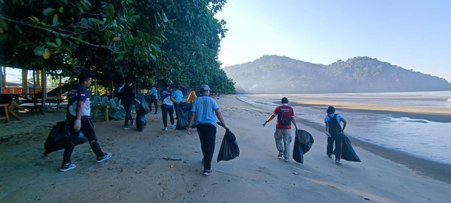 Memperingati Hari Lingkungan Hidup Sedunia yang mengusung tema “Hentikan Polusi Plastik”, PLN Unit Layanan Pelanggan (ULP) Sukadana menggelar aksi lingkungan berupa kegiatan bersih pantai di kawasan Pantai Pulau Datok, Kabupaten Kayong Utara. Foto: Dok. PLN Kalbar