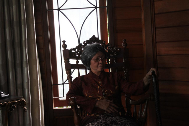 Koleksi Pribadi: Foto seorang perempuan tua yang sedang duduk dikursi