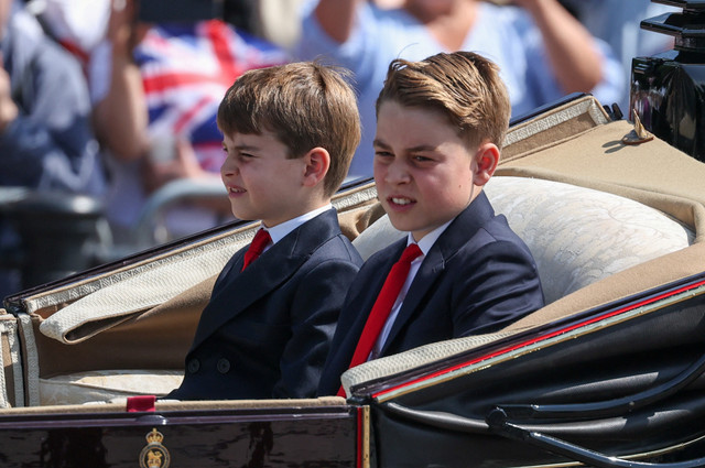 Pangeran George dan Pangeran Louis dari Inggris menaiki kereta kuda, sebagai bagian dari parade Trooping the Colour untuk menghormati Raja Charles dari Inggris pada hari ulang tahun resminya di London, Inggris, 14 Juni 2025.  Foto: REUTERS/Isabel Infantes