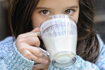 Ilustrasi anak minum susu. Foto: Pixabay