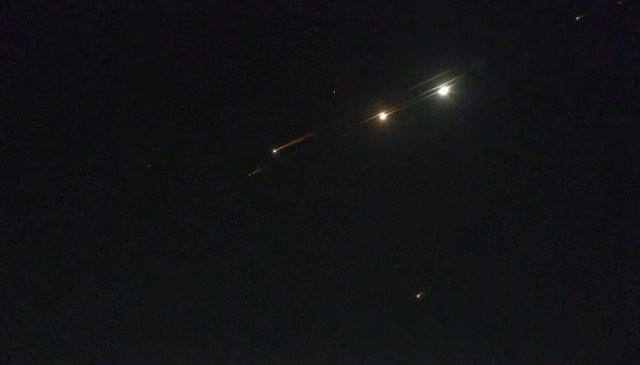 Serangan rudal balasan Iran terhadap Israel, melintasi langit Jerusalem ( Foto: YouTube/AFP News Agency).