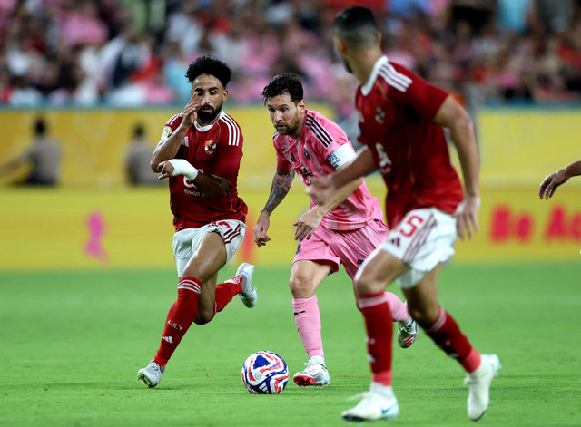 Pemain Inter Miami Lionel Messi berusaha melewati pemain Al Ahly pada pertandingan Grup A Piala Dunia Antarklub 2025 di Hard Rock Stadium, Miami Gardens, Florida, Amerika Serikat, Sabtu (14/6/2025). Foto: Hannah McKay/REUTERS