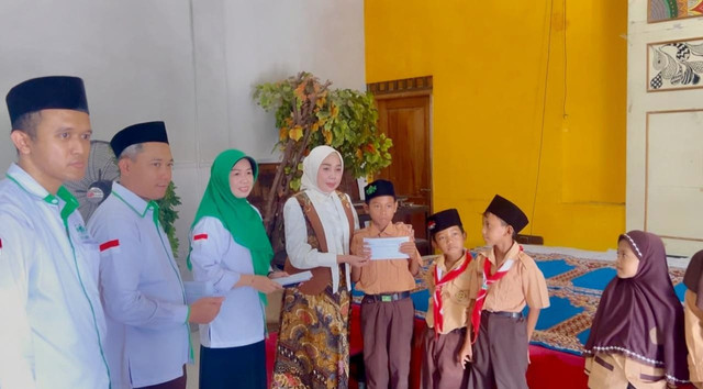 Penyerahan bantuan sarana pendidikan dari LAZISNU Kec. Sidoarjo kepada para Murid Madrasah (Foto: Istimewa/Afif)