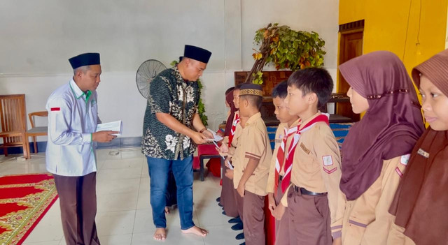 Penyerahan bantuan pada murid (Foto: Dok pribadi/Afif)