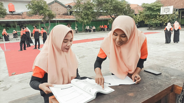 Ilustrasi kd bahasa inggris kelas 9 semester 2 - Sumber: unsplash.com/@bianca_naira_