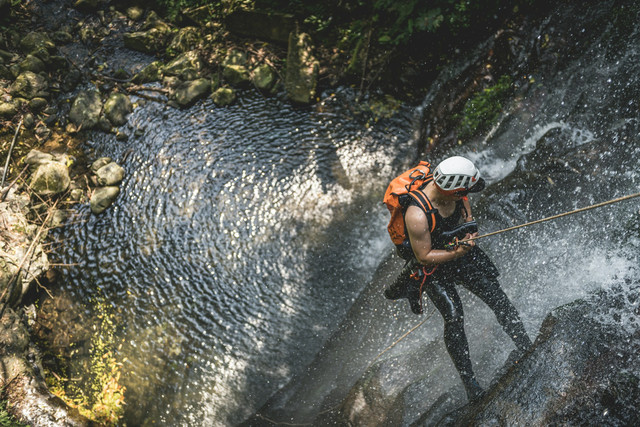 Canyoneering di Bandung. Foto hanya sebagai ilustrasi, bukan tempat sebenarnya. Sumber foto: Unsplash-Han-Hsing Tu