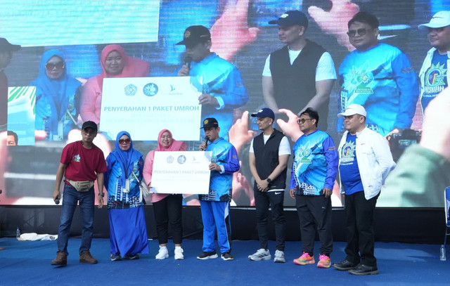 Gerak Jalan Sehat Milad 62 Unismuh, Petugas Kebersihan Raih Hadiah Umrah