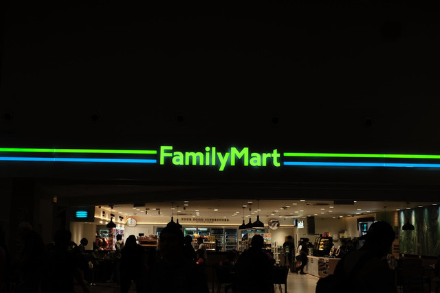 Family Mart 24 Jam Jakarta. Foto hanya sebagai ilustrasi saja, bukan tempat sebenarnya. Sumber: Unsplash/Gilbert Ng.