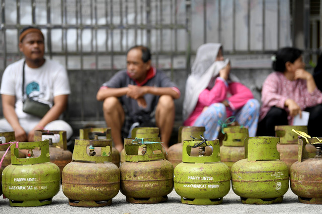 Sejumlah warga antre membeli gas LPG 3 kilogram saat berlangsung operasi pasar murah di Kantor Kecamatan Samarinda Ilir, Samarinda, Kalimantan Timur, Minggu (15/6/2025). Foto: M Risyal Hidayat/ANTARA FOTO
