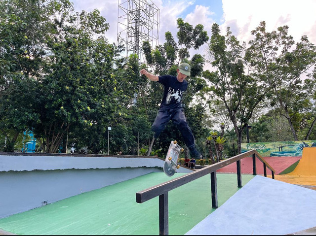 Skater sedang berlatih di skatepark di Taman Catur Untan Pontianak. Foto: Rabiansyah/Hi!Pontianak