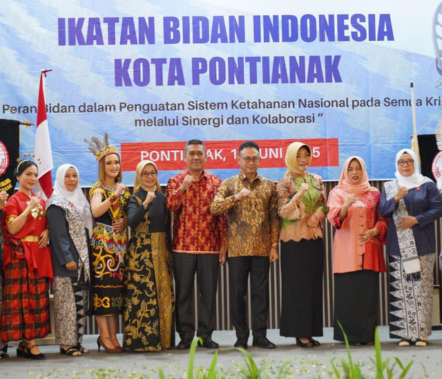 Ketua TP PKK dan Wali Kota Pontianak berfoto bersama saat menghadiri peringatan HUT ke-74 IBI Pontianak. Foto: Dok. Prokopim Pemkot Pontianak
