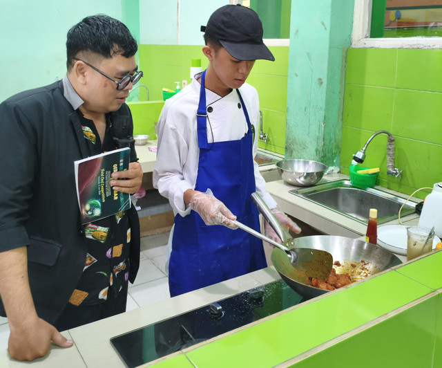 Salah satu peserta Halal Chef Competition yang digelar Bank Indonesia Kalbar. Foto: Dok. BI Kalbar
