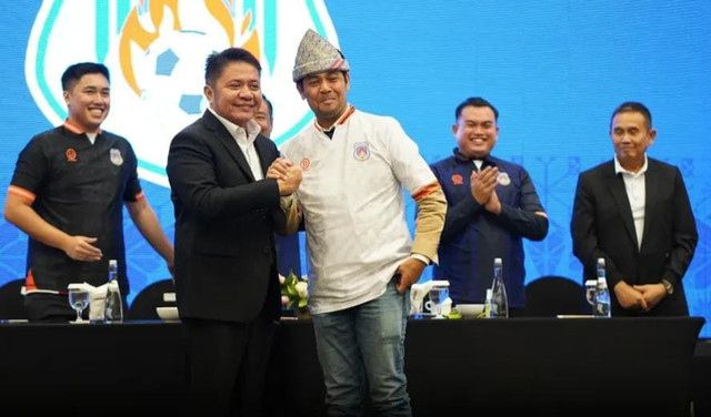 Nil Maizar diperkenalkan sebagai Head Coach Sumsel United. Foto : Humas Pemprov Sumsel