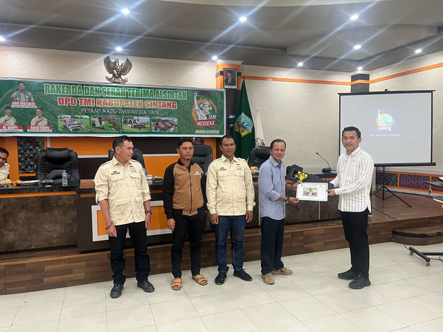 Caption: Wabup Sintang, Florensius Ronny secara simbolis menyerahkan bantuan alsintan kepada poktan.(Foto: Yusrizal Bota/Hi! Pontianak)