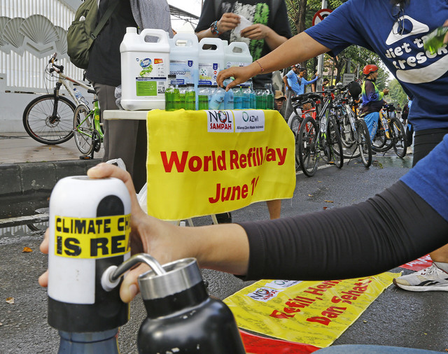 Aksi World Refill Day 2025 di Car Free Day Raya Darmo Surabaya (15/6). Foto dan naskah : Dipta Wahyu / BASRA