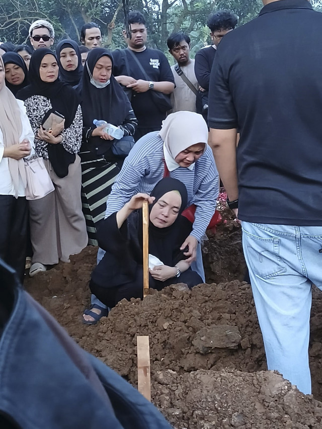 Prosesi pemakaman Gusti Irwan Widodo. Foto: Vincentius Mario/kumparan