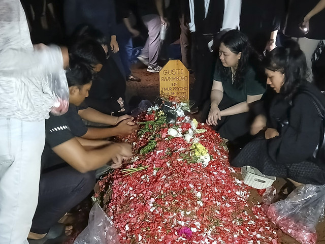 Prosesi pemakaman Gustri Irwan Widodo. Foto: Vincentius Mario/kumparan