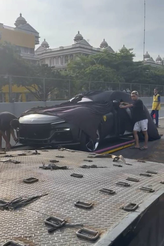 Kecelakaan mobil towing yang angkut mobil Ferrari di Tol Jakarta Lingkar Barat, Minggu (15/6/2025). Foto: Dok. Istimewa