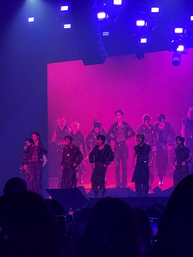 Penampilan bou group &Team saat menggelar konser bertajuk 'Awaken the Bloodline' di ICE BSD, Minggu (15/6/2025). Foto: Ela Nurlaela/kumparan