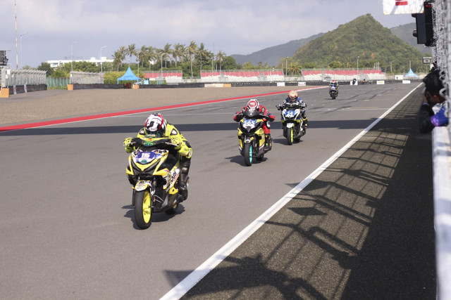 Balap motor kelas Yamaha Aerox 155 komunitas di Yamaha Sunday Race di Sirkuit Internasional Pertamina Mandalika. Foto: Fitra Andrianto/kumparan