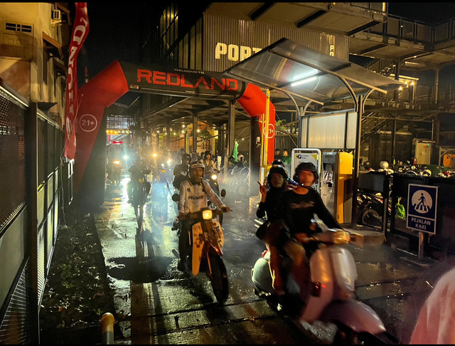 Wheel Parties Weekend Berkendara lakukan Nite Ride bersama pengendara di Pontianak untuk penutupan Wheel Parties 2025. Foto: Rabiansyah/Hi!Pontianak.