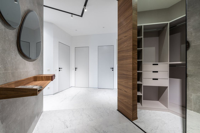 Ilustrasi Feng Shui Cermin Menghadap Pintu. Pexels/Max Vakhtbovycn